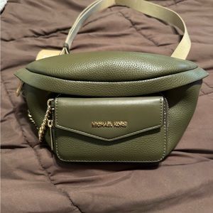 Michael Kors
Waistpack w/ detachable pull out card case
Olive color 
Leather